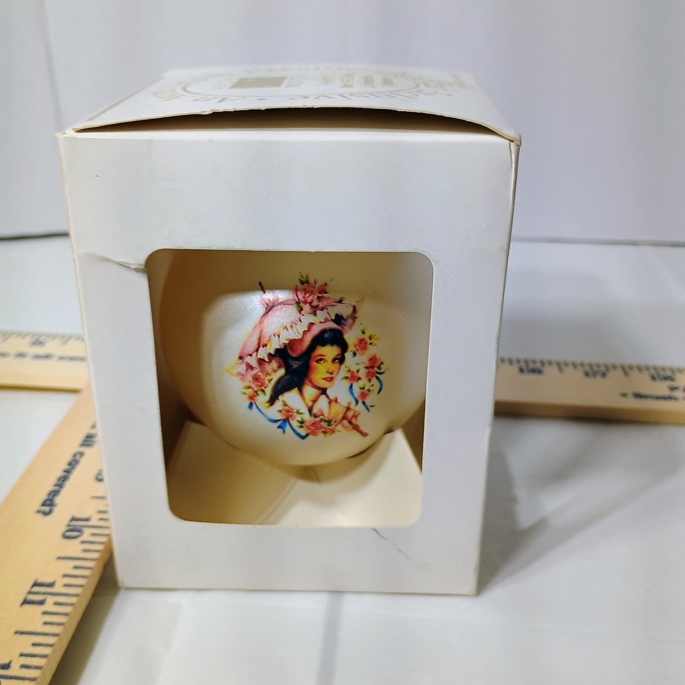 Avon North Limited Edition Ornament Box - White and Gold